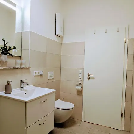 Urban - Orangerie - Am Schlosspark- Parken An Der Der Tür- Barrierefrei, 900 Meter Zum Bahnhof - Wallbox *